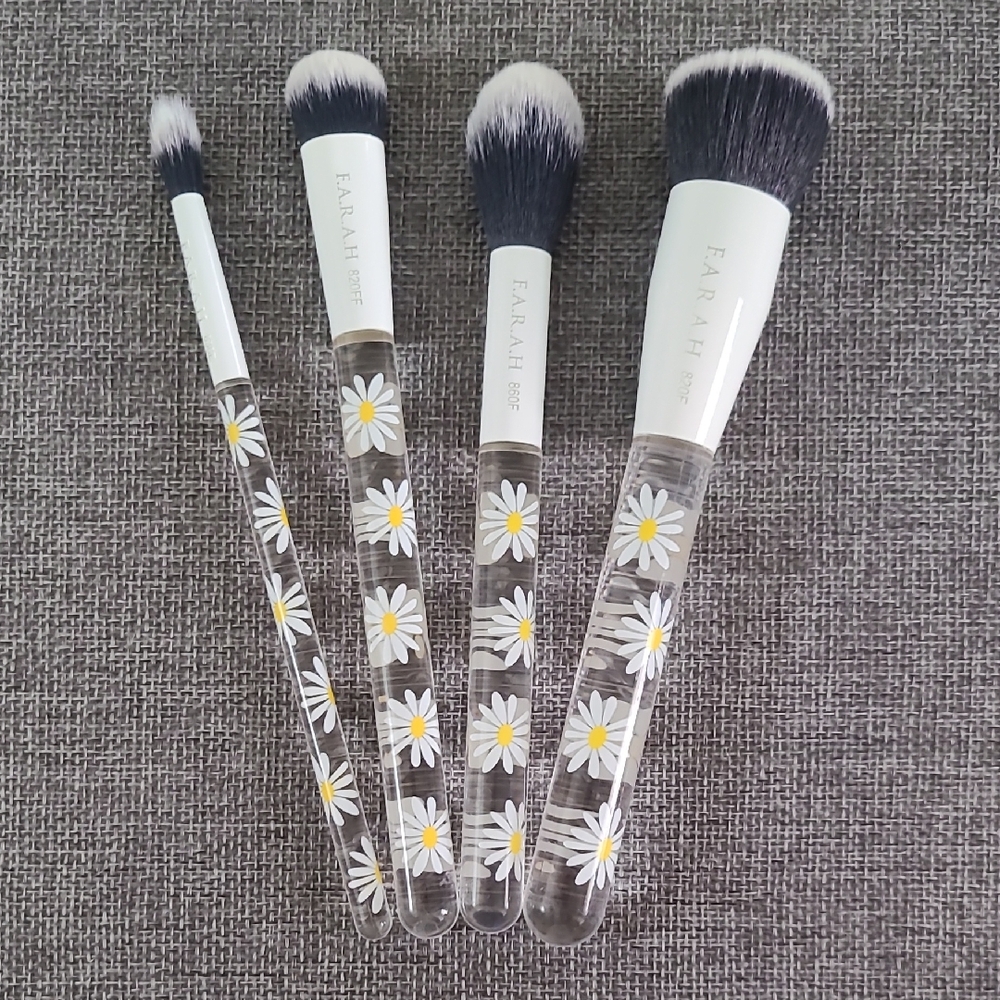 F.A.R.A.H 4PC Daisy Print Makeup Brush Set
